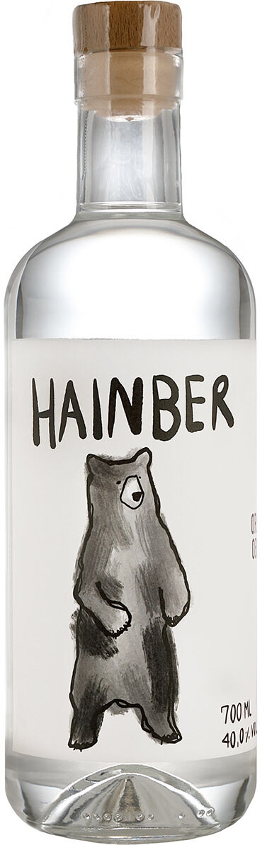 Die Flasche Obstler »HAINBER« von AASPIRITS zeigt auf dem Etikett einen stilisierten schwarzen Bären und die Aufschrift „HAINBER“. Der klare Schnaps ist in einer 700-ml-Flasche mit Holzverschluss abgefüllt. Das Design wirkt modern und ansprechend.