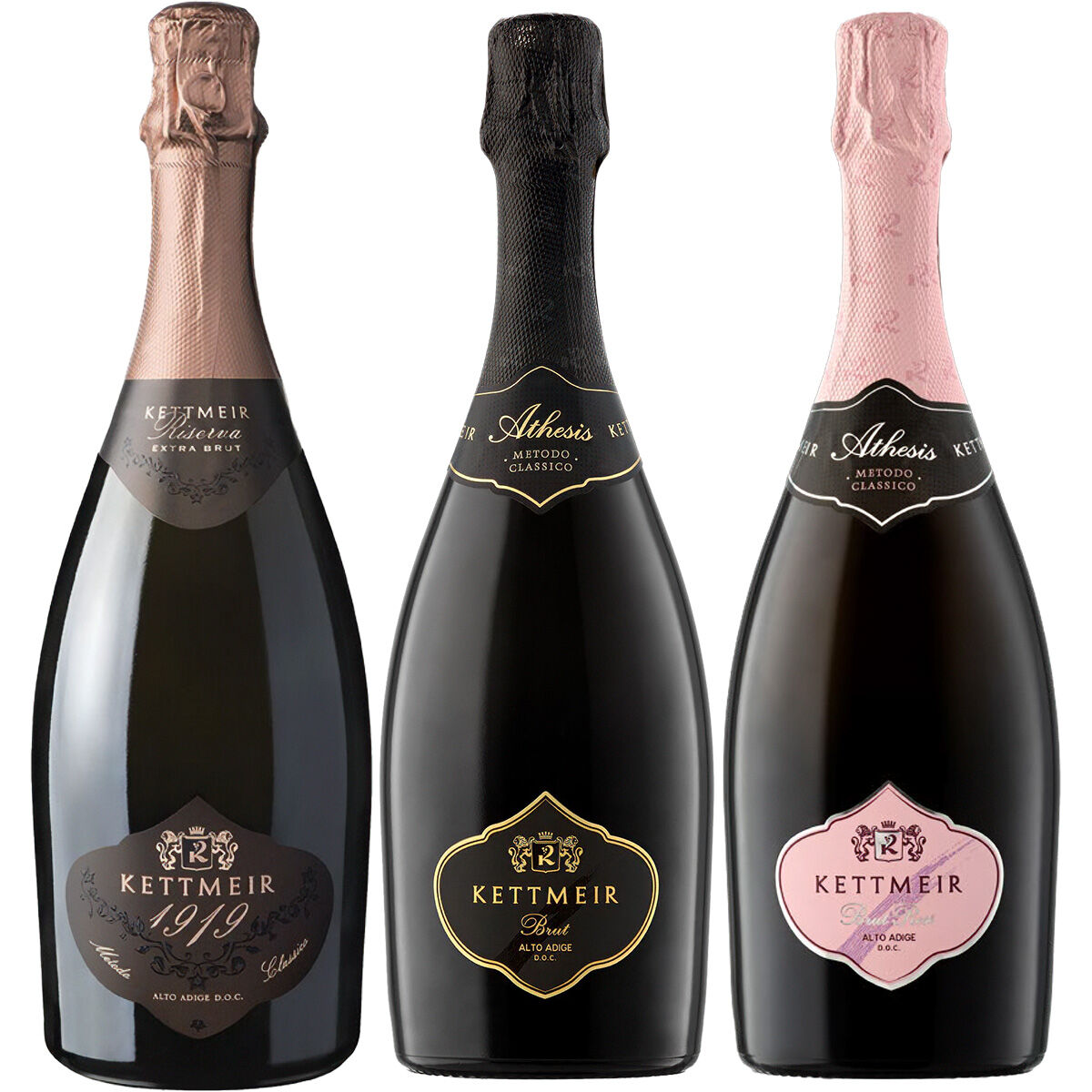 Drei edle Flaschen Schaumwein der ZEIT-Weinedition »KETTMEIR« stehen nebeneinander. Die Flaschen sind in Schwarz gehalten, mit eleganten Etiketten in Rosa, Gold, Bronze und Weiß. Die Verschlüsse sind in Rosa oder Schwarz foliert. Die Weine stammen von Herita s.p.a. aus Italien.