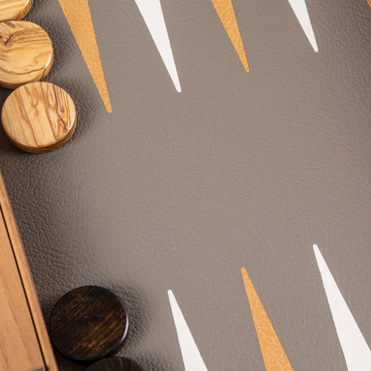 Nahaufnahme eines Backgammon-Spiels in graubeiger Straußenleder-Optik, mit Holzspielsteinen auf einem luxuriös gestalteten Spielbrett.