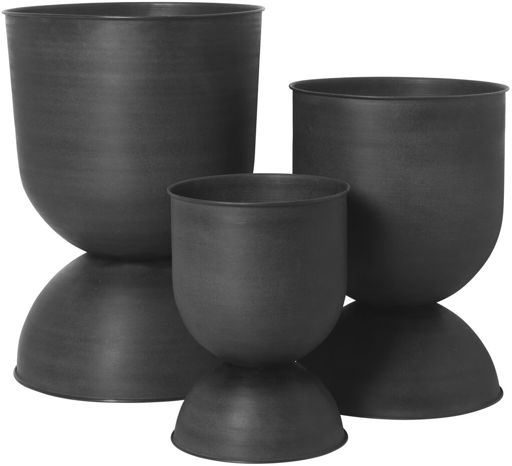 Drei schwarze Hourglass-Pflanztöpfe mit modernem geometrischem Design in verschiedenen Größen, die übereinander gestapelt sind.