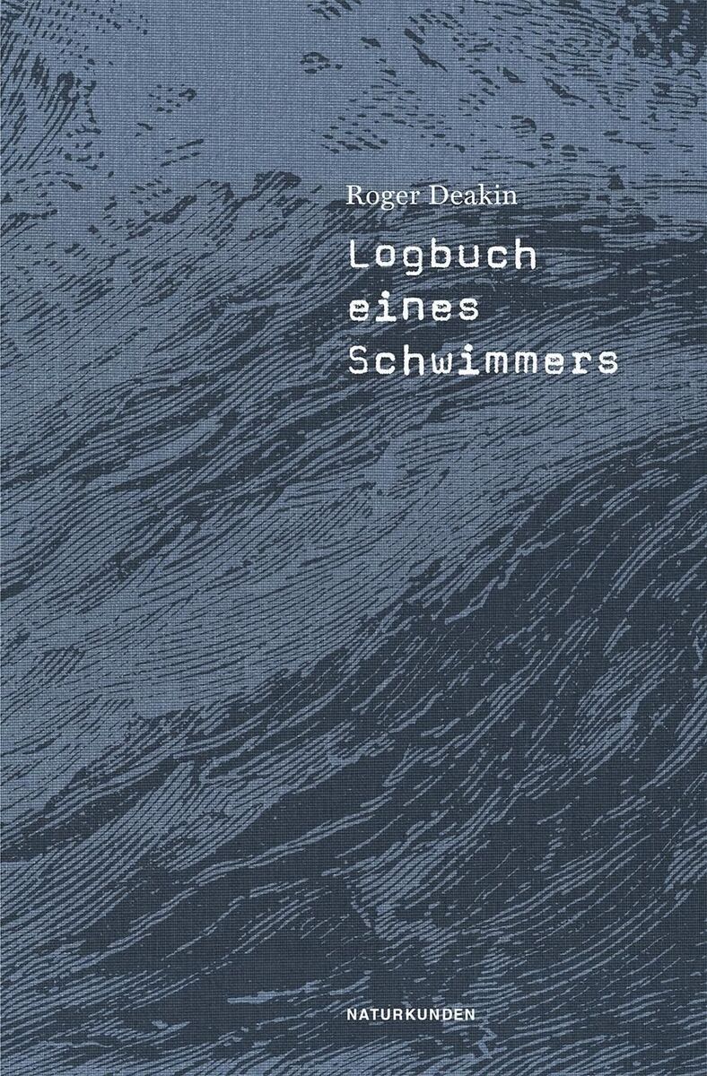 Ein Buchcover des Werks 'Logbuch eines Schwimmers' von Roger Deakin. Das Cover zeigt eine Wasserlandschaft in verschiedenen Blau- und Grautönen, mit dem Titel und dem Autorennamen in weißer Schrift.