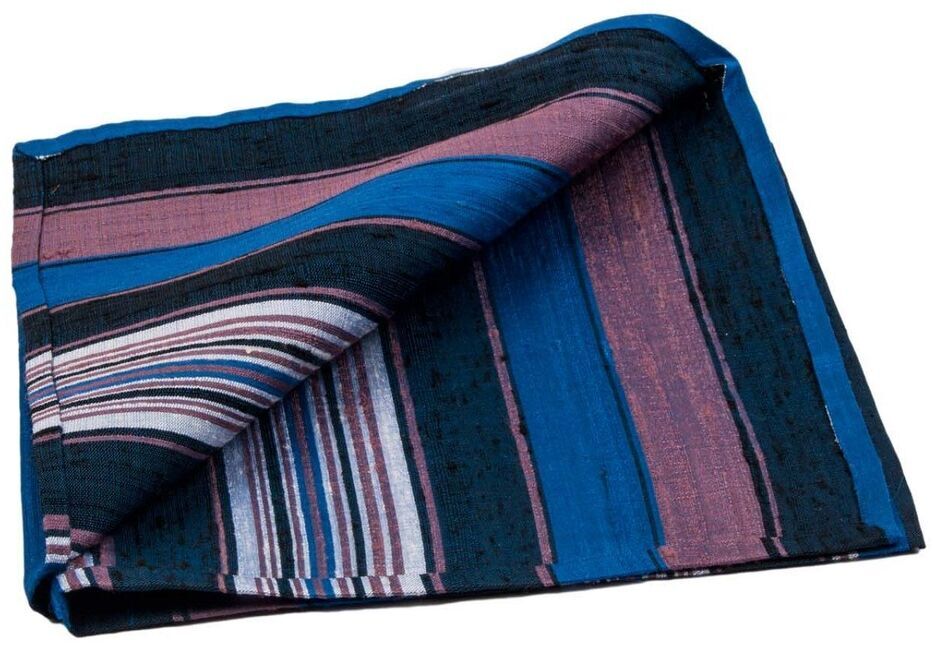 Gestreiftes Handtuch in Blau, Schwarz, Rosa, Weiß und Lila Farben. Hochwertiges Baumwollmaterial, ideal als modernes Accessoire für den Haushalt.