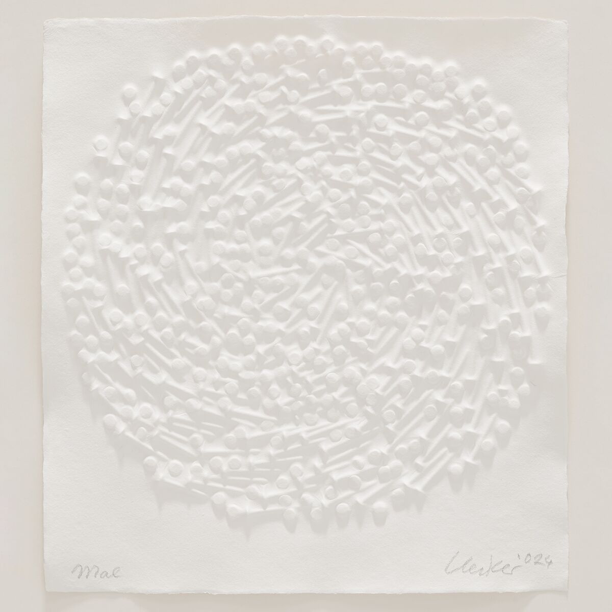 Ein weißer Prägedruck von Günther Uecker, der eine kreisförmige, texturierte Oberfläche darstellt, signiert und datiert im Jahr 2024. Ideal für Kunstsammler und Liebhaber moderner Grafikdesigns.