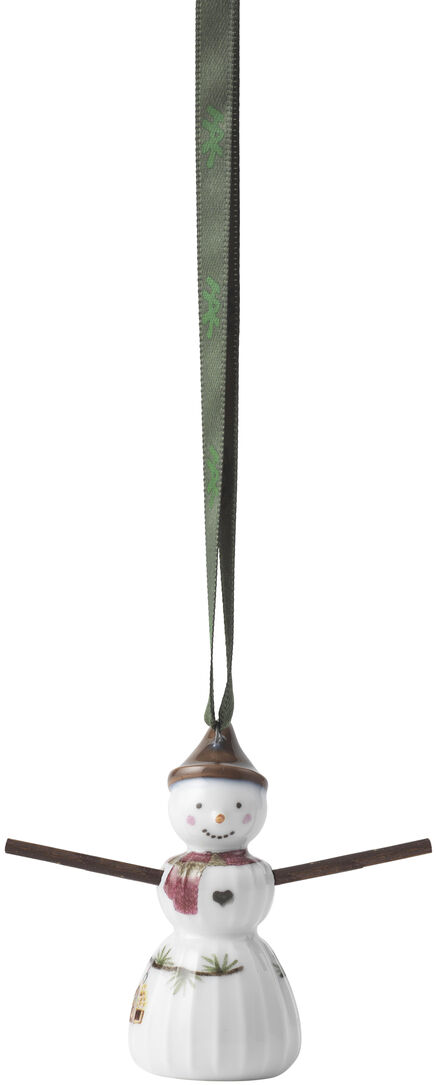 Porzellananhänger in Form eines Schneemädchens mit Schal und Hut, Armen aus Ästchen und einem grünen Aufhängeband, gestaltet als festliche Dekoration für den Weihnachtsbaum oder winterliche Arrangements.