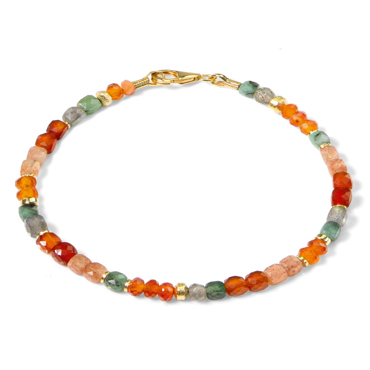 Das Armband »Avril« der Marke Ars mundi ist 18 cm lang und aus facettierten Perlen von Sonnenstein, Karneol, Smaragd und Mondstein gefertigt. Dazwischen glänzen und mattieren vergoldete Elemente aus 925er-Sterlingsilber. Der Karabinerverschluss ist ebenfalls vergoldet. Das Design wirkt elegant und natürlich.