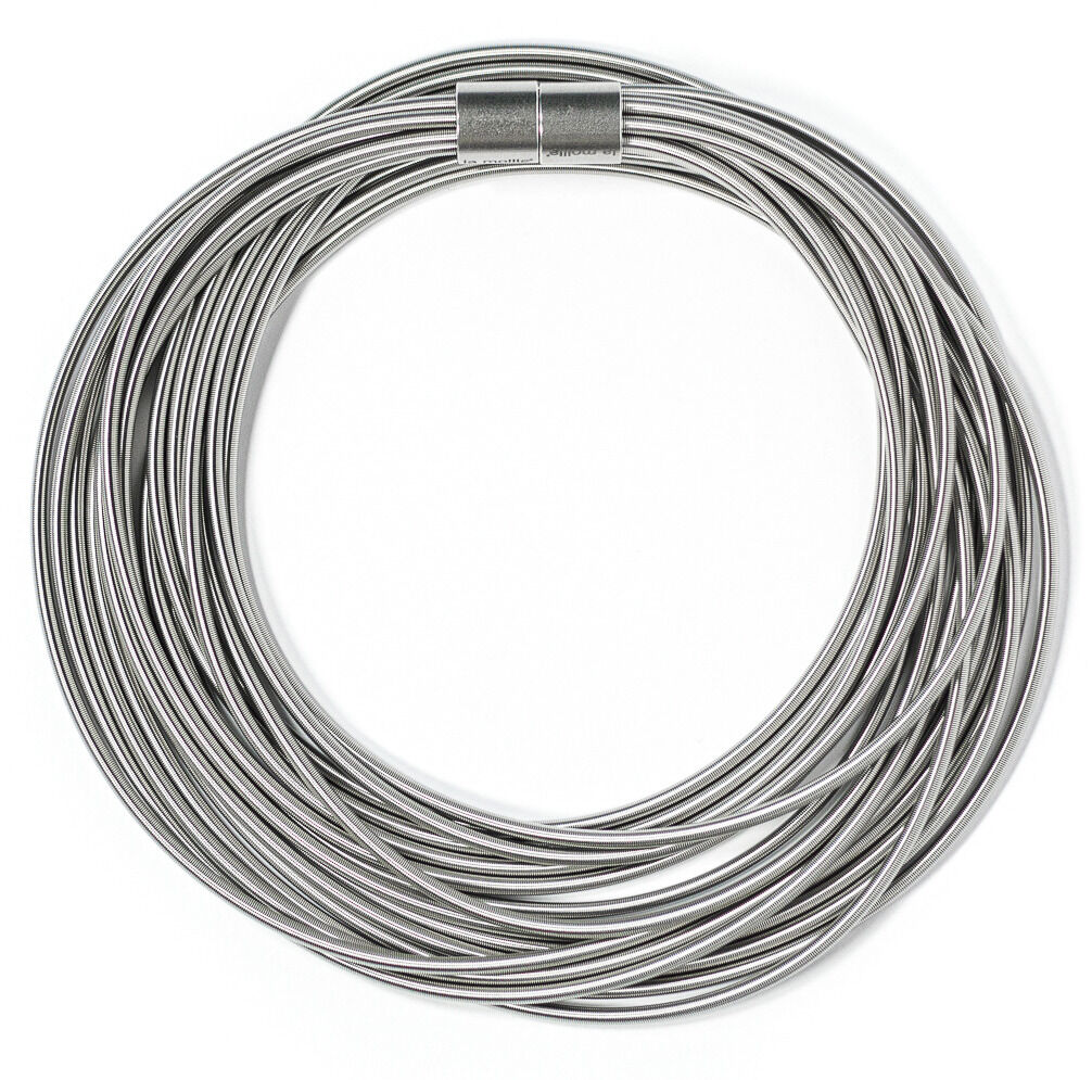 Ein silberner, rundgeformter Halsreif aus Edelstahl mit modernem, minimalistischem Design. Er besteht aus mehreren dünnen, miteinander verdrillten Drähten.