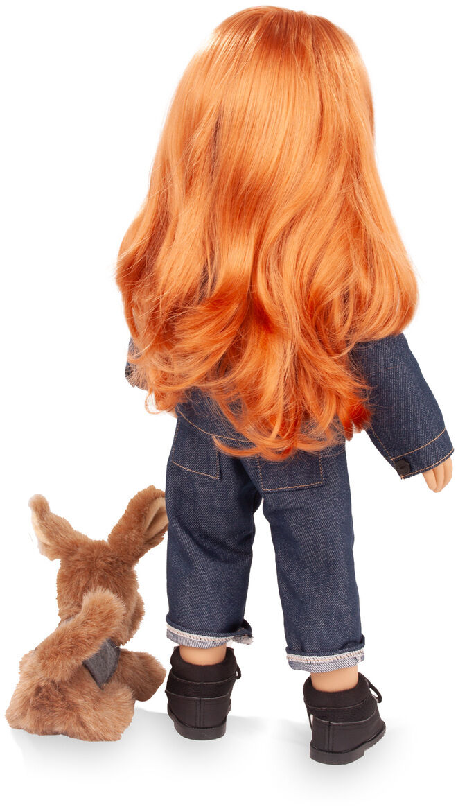 Die limitierte Stehpuppe »Hannah und ihr Hund Polly« von Götz Puppenmanufaktur ist 50 cm groß. Sie trägt dunkle Jeanskleidung und blickt mit langen roten Haaren vom Rücken zu ihrem braunen Plüschhund. Die Szene wirkt freundlich und hochwertig inszeniert.
