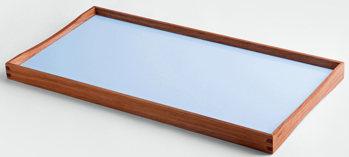 Kleines Tablett »Finn Juhl« aus Holz in rechteckiger Form mit hellblauer Oberfläche. Perfekt für moderne und minimalistische Inneneinrichtungen.