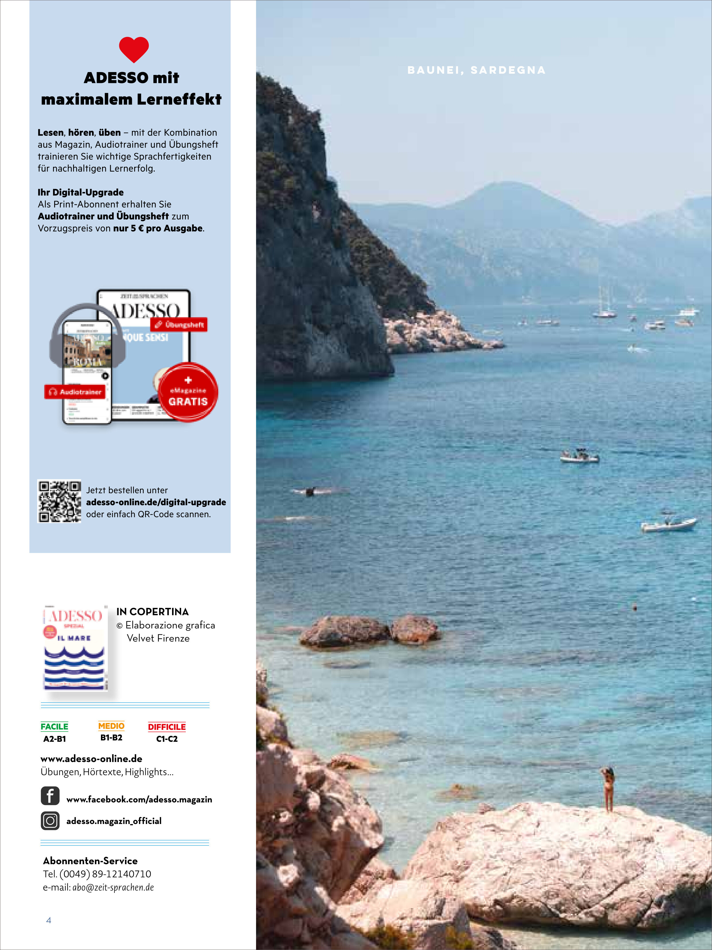 Sehr detaillierte Aufnahme einer felsigen, mediterranen Küstenlandschaft mit klarem türkisblauem Wasser und Booten; im Vordergrund steht eine einzelne Person auf einem Felsen. Links oben Werbebereich für das „Adesso Magazin 4/2026 Sonderausgabe“ des Spotlight Verlags mit Informationen zum Abonnement.