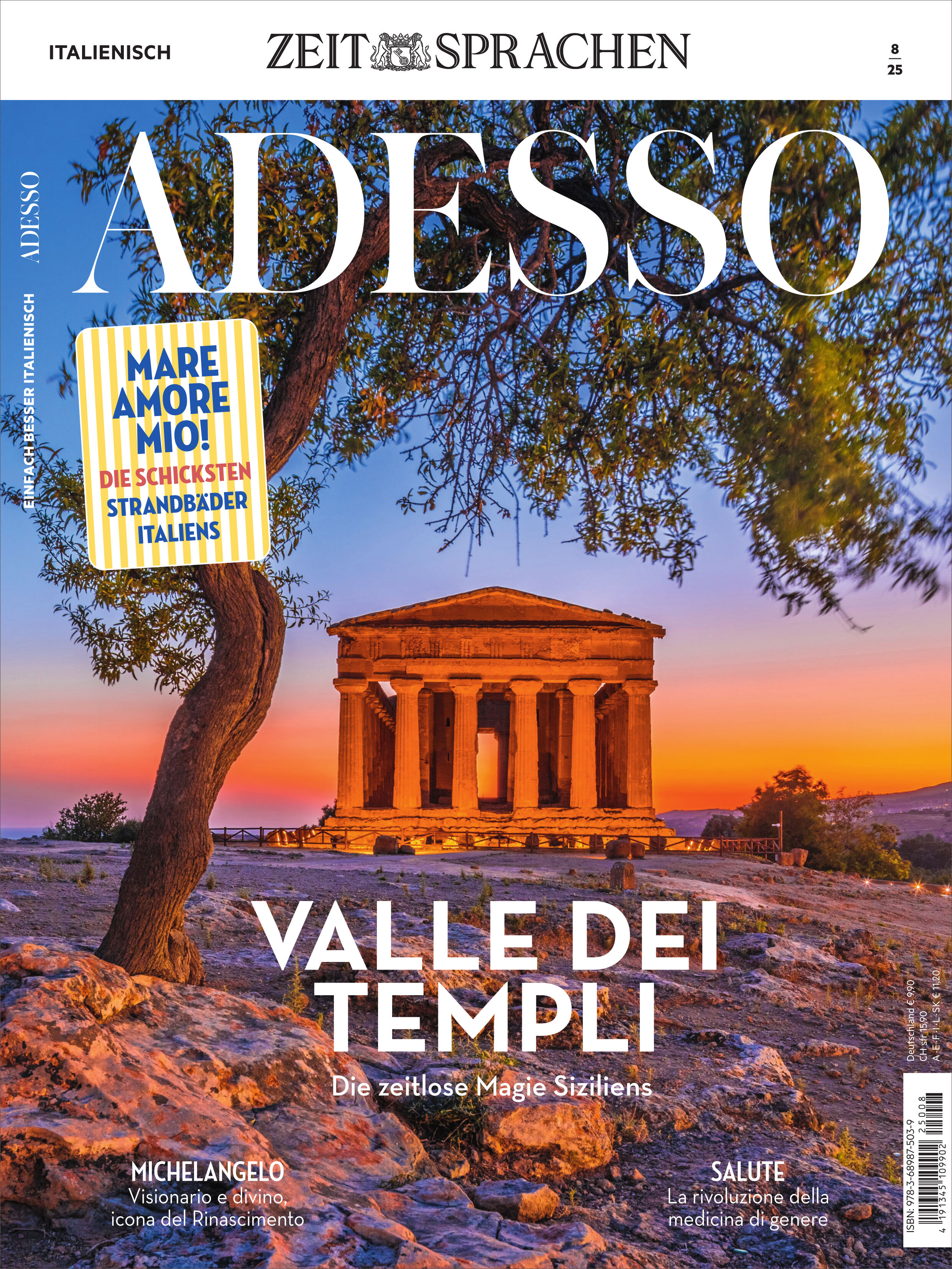 Titelbild des Magazins Adesso Ausgabe 8/2025 mit einem antiken Tempel im Valle dei Templi auf Sizilien bei Sonnenuntergang. Der Himmel leuchtet in kräftigen Orange- und Blautönen, während Bäume und antike Ruinen im Vordergrund stehen. Italienische Sprach- und Reisethemen werden auf dem Cover vorgestellt.