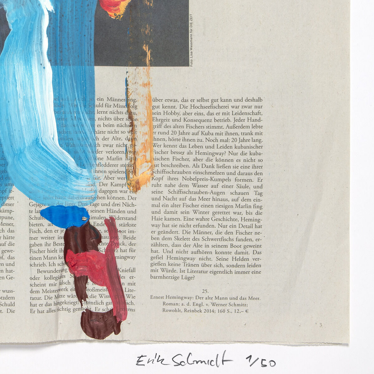 Ein modernes Kunstwerk von Erik Schmidt, Teil der ZEIT-Sonderedition »Ernest, 2024«. Das Bild zeigt bunte Pinselstriche in Blau, Rot, Gelb und Braun auf einer Basis aus Zeitungspapier. Es ist auf der rechten unteren Seite mit »Erik Schmidt« signiert und nummeriert als 1/50.