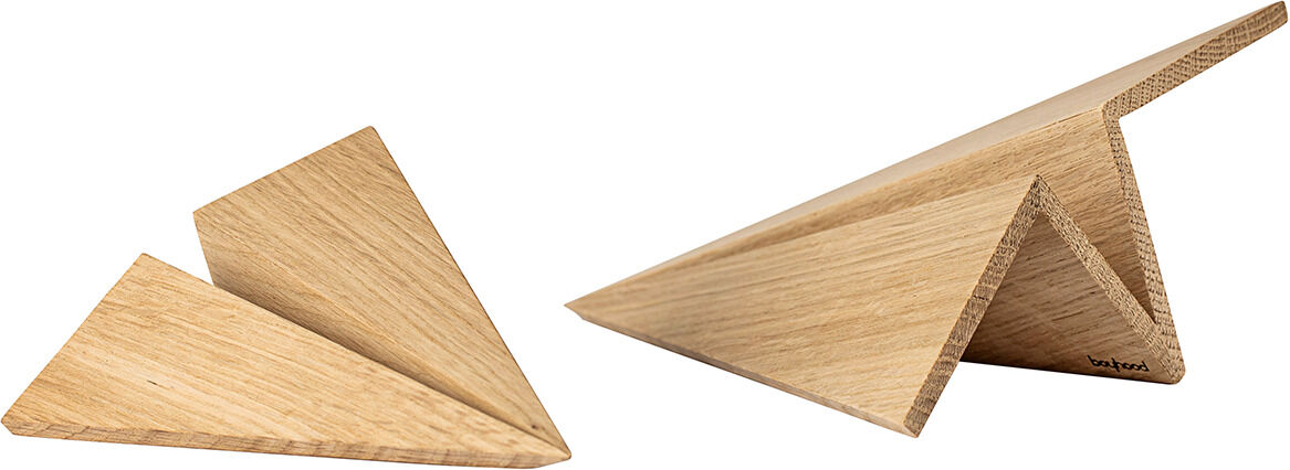Zwei minimalistische Holzflugzeuge namens 'Maverick', die aus hellem Holz gefertigt sind und nebeneinander auf einem weißen Hintergrund platziert sind.