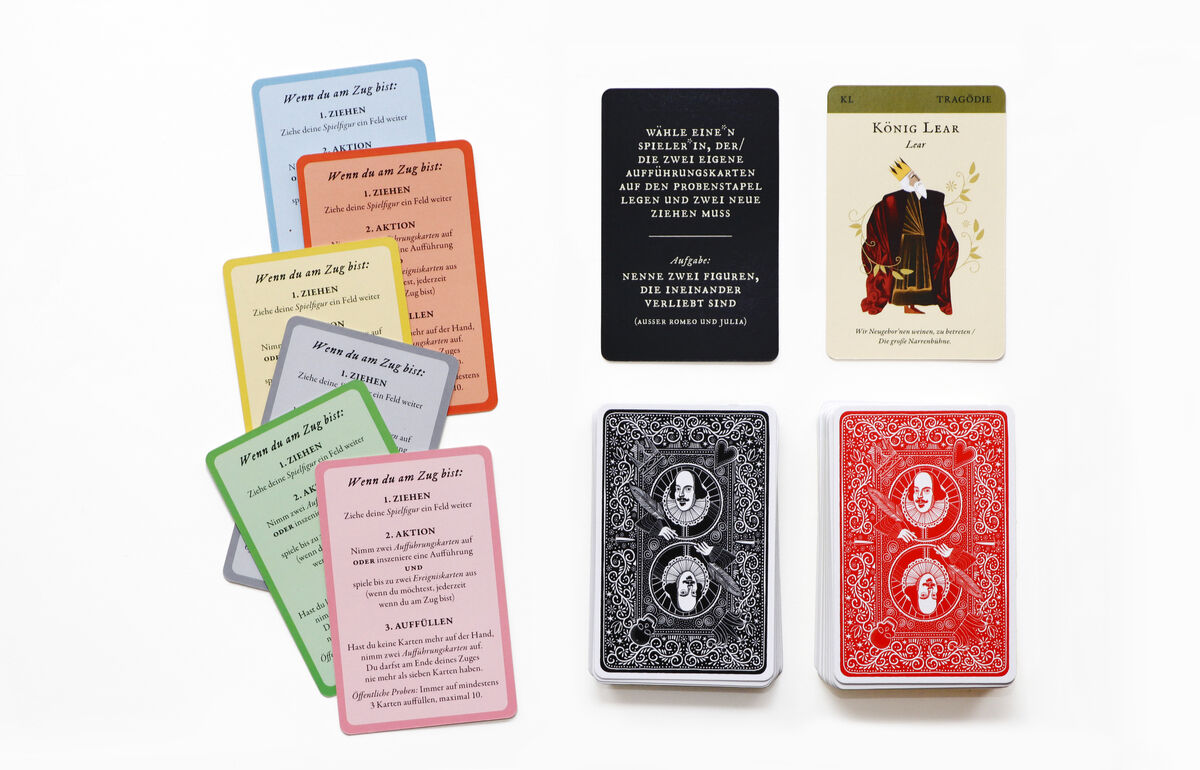 Das Bild zeigt das Produkt 'Das Shakespeare-Spiel', ein Kartenspiel mit kulturellem und literarischem Schwerpunkt. Sichtbar sind mehrere Karten in verschiedenen Farben, darunter Rot, Schwarz und Weiß. Jede Karte enthält Text und Illustrationen, die auf Werke und Themen von William Shakespeare verweisen.