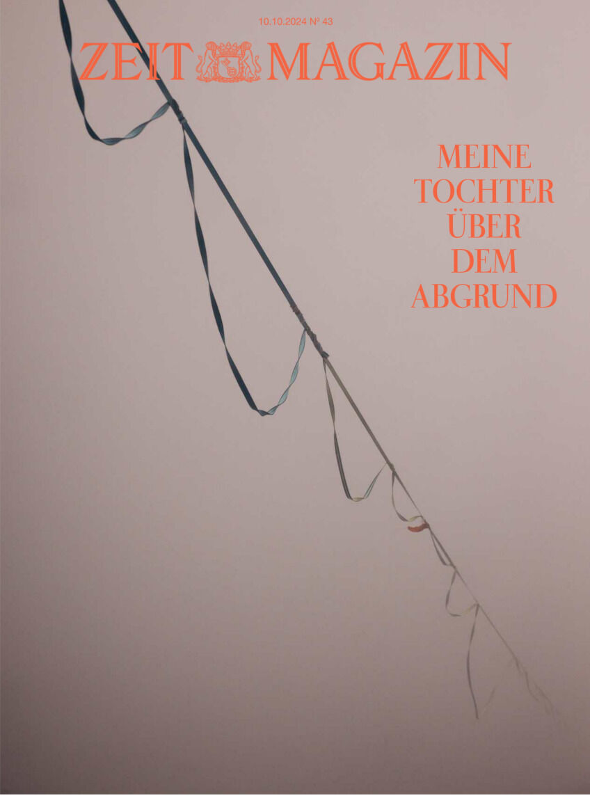 Titelblatt des ZEIT Magazins Ausgabe 43/2024 mit dem Titel 'Meine Töchter über dem Abgrund'. Das Design zeigt eine stilisierte Illustration von dünnen Linien auf einem beigen Hintergrund, begleitet von orangefarbener Schrift.