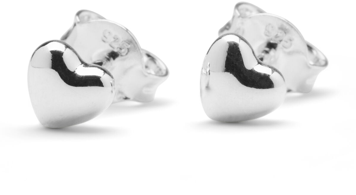 Auf dem Bild sind zwei silberfarbene Ohrstecker in Herzform zu sehen. Beide Schmuckstücke liegen nebeneinander auf einem weißen Hintergrund. Das Design wirkt schlicht und elegant.
