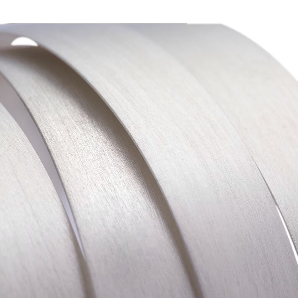 Nahaufnahme eines fein gearbeiteten, elastischen Armreifs aus 925er Silber von Maria Rzewuska. Drei elegant gebogene Silberschienen mit matter Oberfläche, die Licht dezent reflektieren. Das Design betont Leichtigkeit und moderne Ästhetik auf hellem Hintergrund.