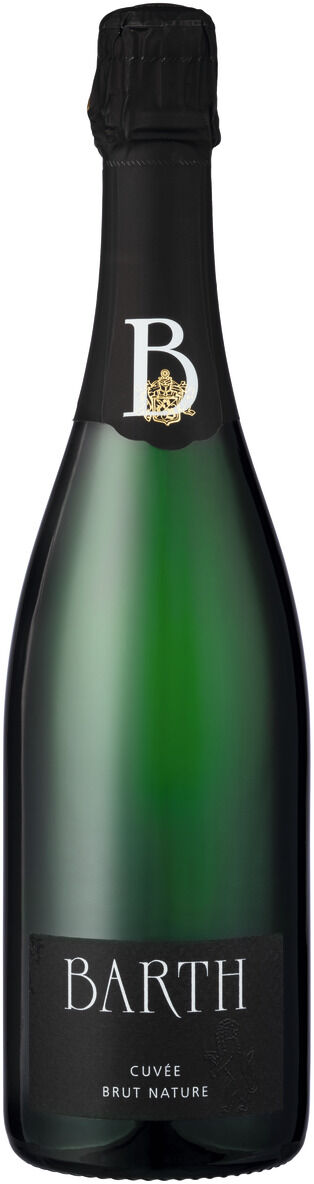 Eine Flasche ZEIT-Weinedition 'Rheingau' Barth Cuvée Brut Nature Sekt. Die Flasche ist grün mit einem schwarzen Etikett und goldener Schrift. Der Flaschenverschluss ist ebenfalls schwarz.
