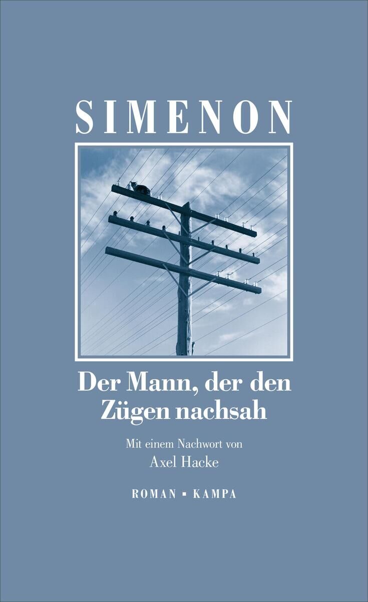 Buchcover von 'Der Mann, der den Zügen nachsah' von Georges Simenon. Es zeigt einen elektrischen Strommast mit Drähten im Himmel auf blauem Hintergrund. Der Titel ist in großen weißen Buchstaben oben und mittig mit einem Untertitel und weiteren Text unten in kleinerer Schrift.