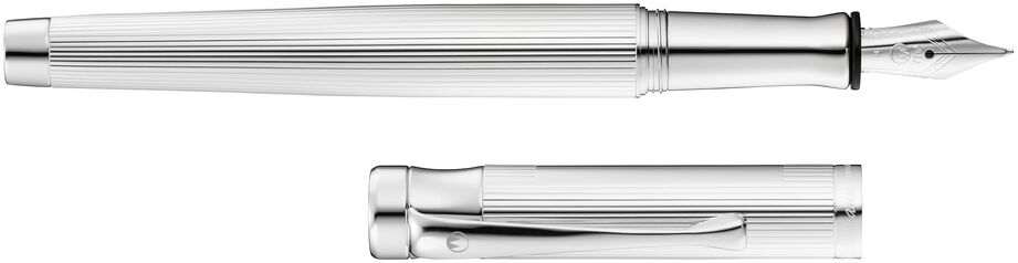 Ein eleganter Füllfederhalter in Silber, Modell »Tango«. Dieses hochwertige Schreibinstrument besteht aus Metall und besticht durch sein erstklassiges Design und seine Präzision.