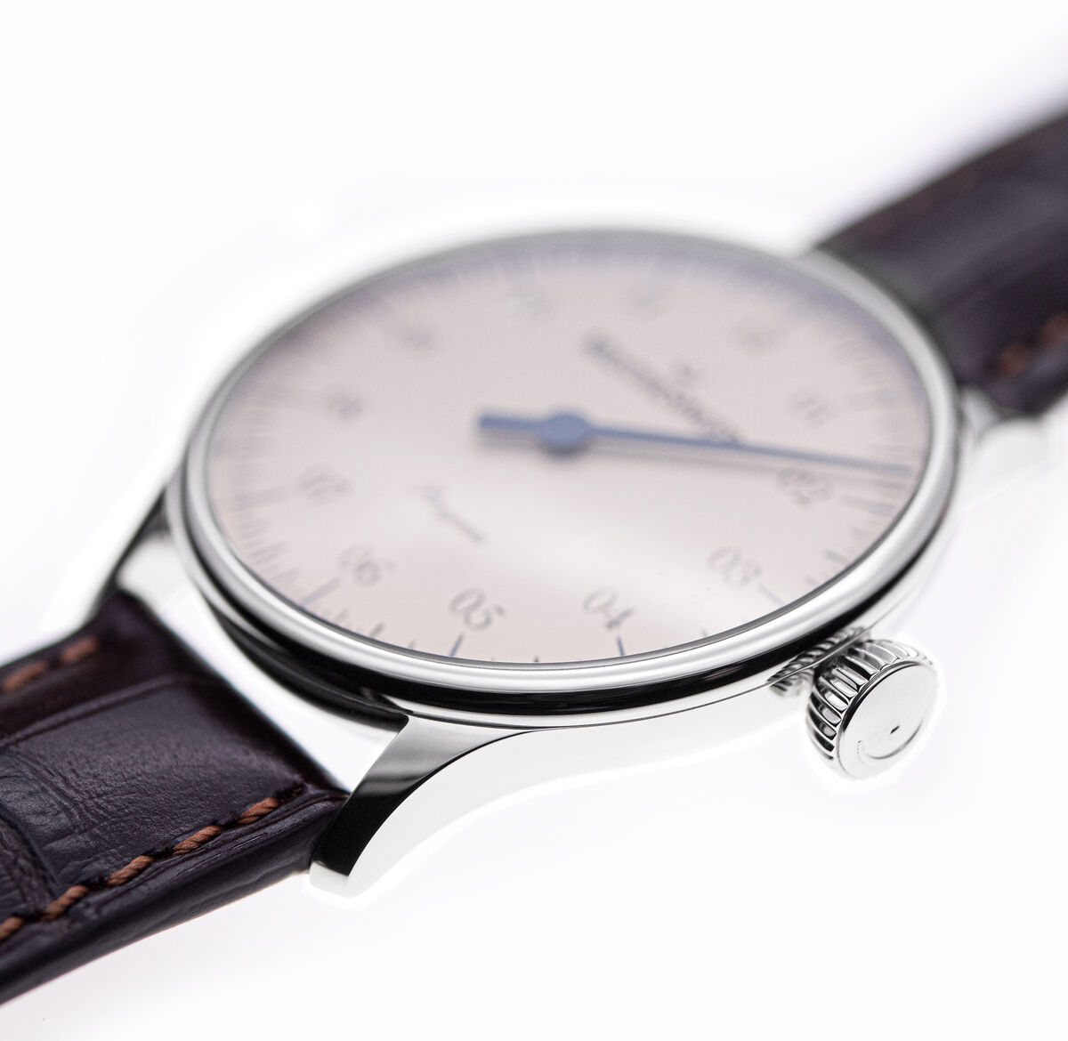 Nahaufnahme der ZEIT-Sonderedition »Pangaea« von MeisterSinger. Die Uhr verfügt über ein Edelstahlgehäuse, ein weißes Zifferblatt und ein schwarzes Lederarmband. Das Design ist minimalistisch mit einem betonten, blauen Zeiger.
