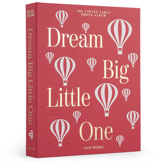 Ein rotes Babyalbum mit dem Titel „Dream Big Little One“ und weißen sowie goldfarbenen Heißluftballons auf dem Cover. Ideal für Babys erstes Jahr und Erinnerungen.