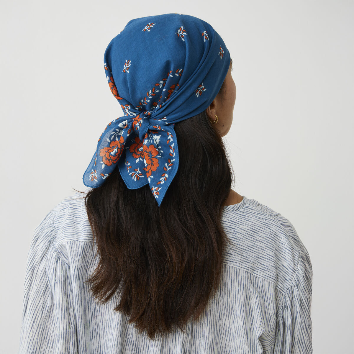 Quadratisches Baumwolltuch »No. 652« von MOISMONT mit naivem, farbenfrohem Blumenmuster in Indigo und weiteren Blautönen auf weißem Fond. Feine Verarbeitung, weiche, leichte Stoffstruktur, dezenter Marken-Schriftzug am Rand, Maße ca. 65 x 65 cm.