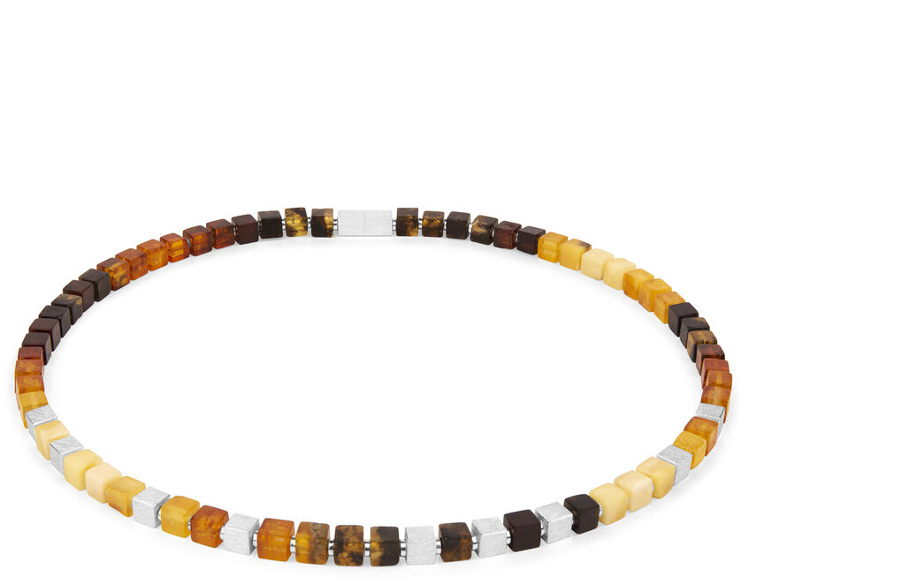 Die Collier »Bernsteinwürfel« ist eine elegante Halskette aus würfelförmigen Bernsteinen in verschiedenen Braun-, Gelb-, Weiß- und Schwarztönen, handgefertigt und zeitlos im Design.