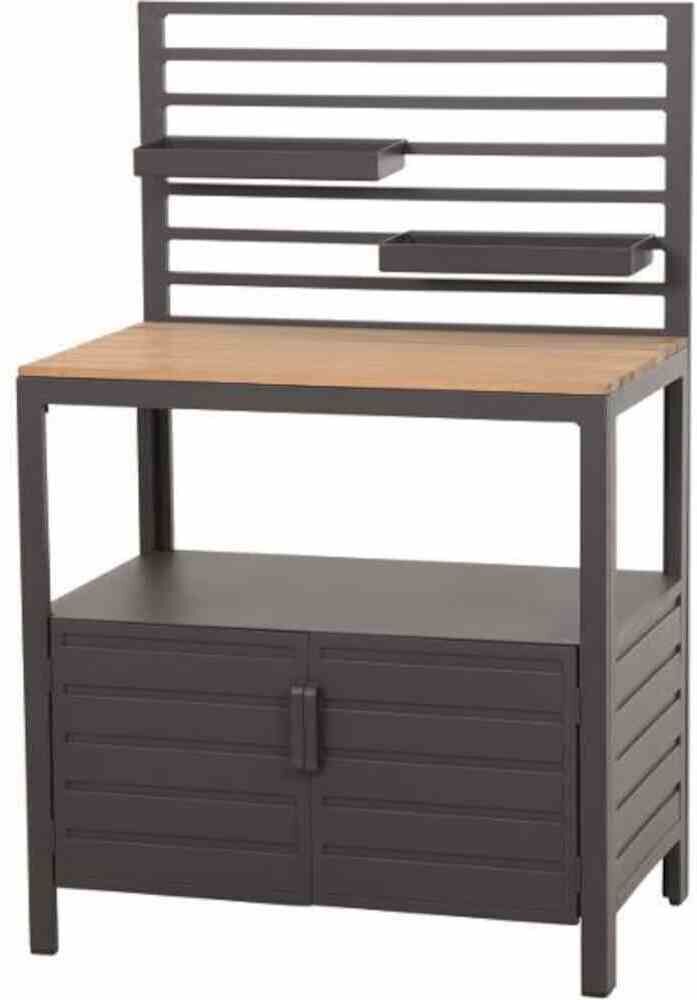 Das Bild zeigt das Outdoor Kitchen Mittelteil »Sierra«, eine moderne Outdoor-Kücheneinheit mit einer schwarzen Metallstruktur und einer braunen Holzoberfläche. Es hat einen Stauraum unten und bietet Platz, um in einem Garten- oder Terrassenbereich Lebensmittel vorzubereiten und zu platzieren.