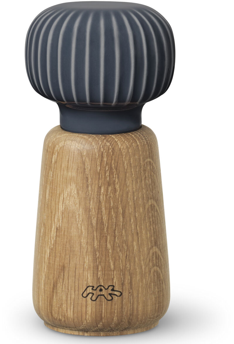 Eine moderne Gewürzmühle aus hellem Holz mit einem dunkelgrauen, geriffelten Keramikaufsatz. Das dezente, skandinavische Design und die natürliche Maserung des Holzes machen die Mühle zu einem zeitlosen Accessoire für Küche und Esstisch.