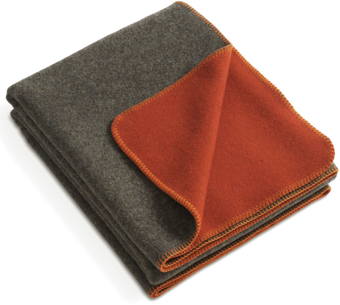 Eine zusammengelegte Merinodecke »FireSideMoon« mit einer Seite in Dunkelgrau und einer anderen Seite in Orange, ideal für Gemütlichkeit und Wärme.