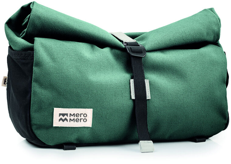 Eine grüne und schwarze Lenkertasche namens »Piha« von MeroMero. Die Tasche ist aus wasserdichtem Material gefertigt und hat eine praktische Form, die sich perfekt für Outdoor-Aktivitäten wie Radfahren oder Pendeln eignet.