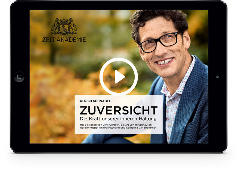 Ein Tablet zeigt einen Online-Kurs mit dem Titel 'Zuversicht – Die Kraft unserer inneren Haltung', präsentiert von Zeit Akademie. Auf dem Bildschirm ist ein lächelnder Mann zu sehen, umgeben von goldenen und grünen Hintergründen.