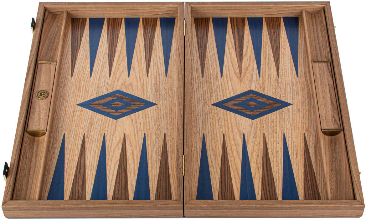 Ein handgefertigtes Backgammon-Spiel aus Eiche und amerikanischem Nussbaum, mit blauen und nussbaumfarbenen Spielsteinen auf einem hölzernen Brett, das ein elegantes Design aufweist.