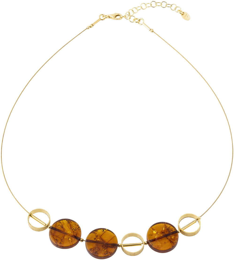 Foto eines Colliers der Modellreihe »Sinope« mit bernsteinfarbenen, runden Steinen und goldfarbenem Draht. Die schlichte, elegante Kette liegt kreisförmig auf weißem Hintergrund und zeigt vier Bernsteinperlen sowie goldene Schmuckelemente.
