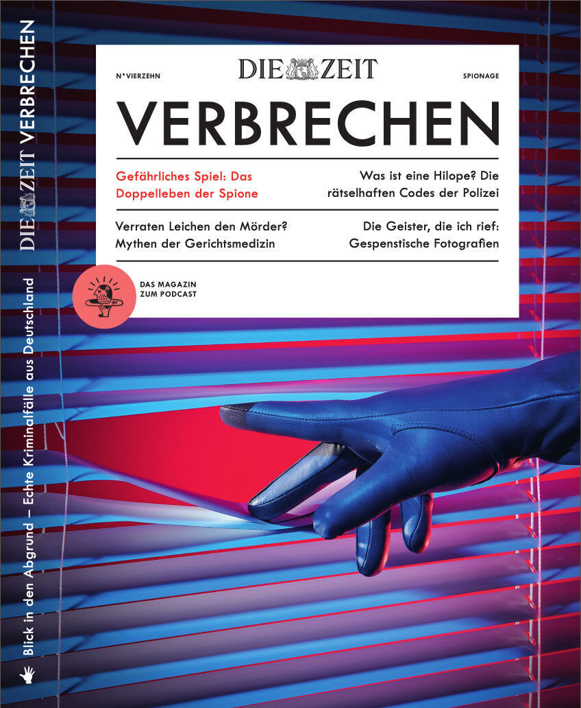 Titelseite des Magazins ZEIT VERBRECHEN 14/22. Eine behandschuhte Hand öffnet rote Jalousien vor einem blauen Hintergrund. Text auf der Titelseite kündigt Artikel zu Spionage, forensische Medizin, Polizeicodes und Geisterfotografie an.