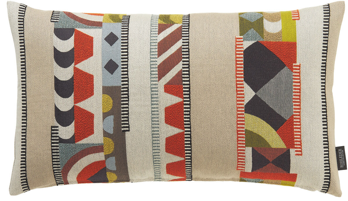 Ein buntes, rechteckiges Kissen mit geometrischem Muster in Rot, Grün, Beige, Schwarz, Gelb und Grau, bekannt als 'Santa Clara'.