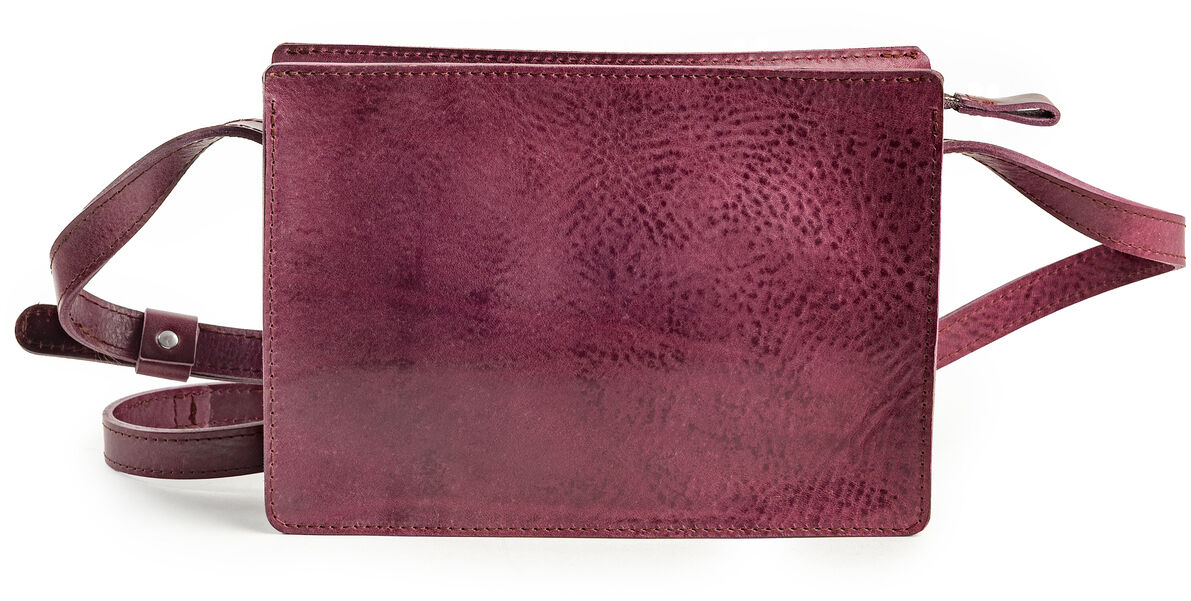 Bordeauxrote Damen-Umhängetasche aus Kernleder in rechteckiger Form mit einfachem Design und langem verstellbarem Schulterriemen vor weißem Hintergrund.