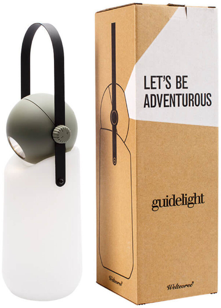 Die »Guidelight« Lampe ist eine tragbare LED-Lampe mit einem minimalistischen Design. Die Lampe hat einen weißen Körper, eine hellgraue obere Hälfte und einen schwarzen Tragegriff. Neben der Lampe steht die Verpackungsbox, die braun ist und den Schriftzug 'Let's Be Adventurous' sowie den Produktnamen 'guidelight' zeigt.