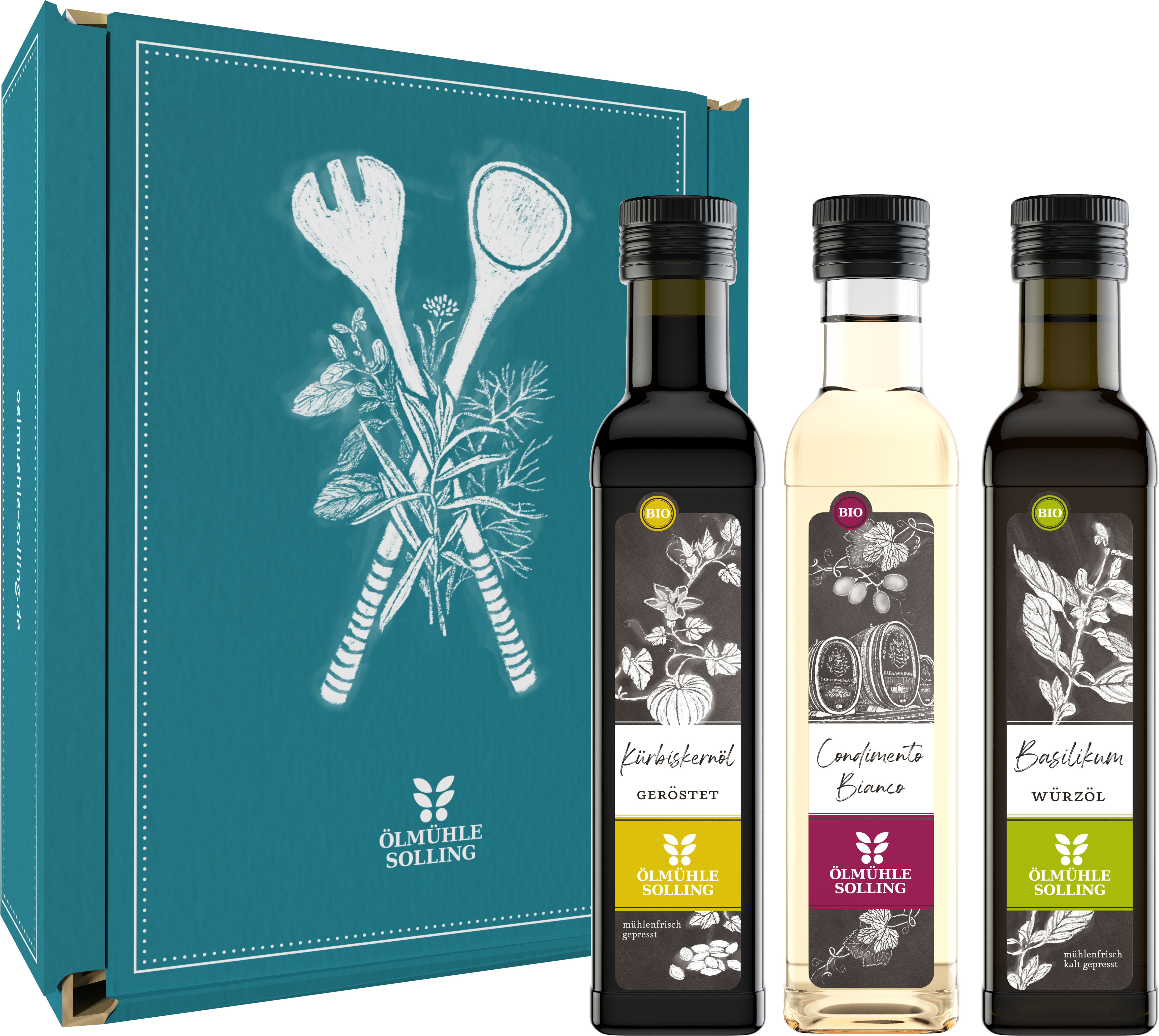 Geschenkset mit drei Flaschen Bio-Öl (Kürbiskernöl, Condimento Bianco, Basilikumöl) der Marke Ölmühle Solling, präsentiert vor einer türkisfarbenen Geschenkverpackung mit weißem Kochbesteck-Motiv und Kräuterillustration.
