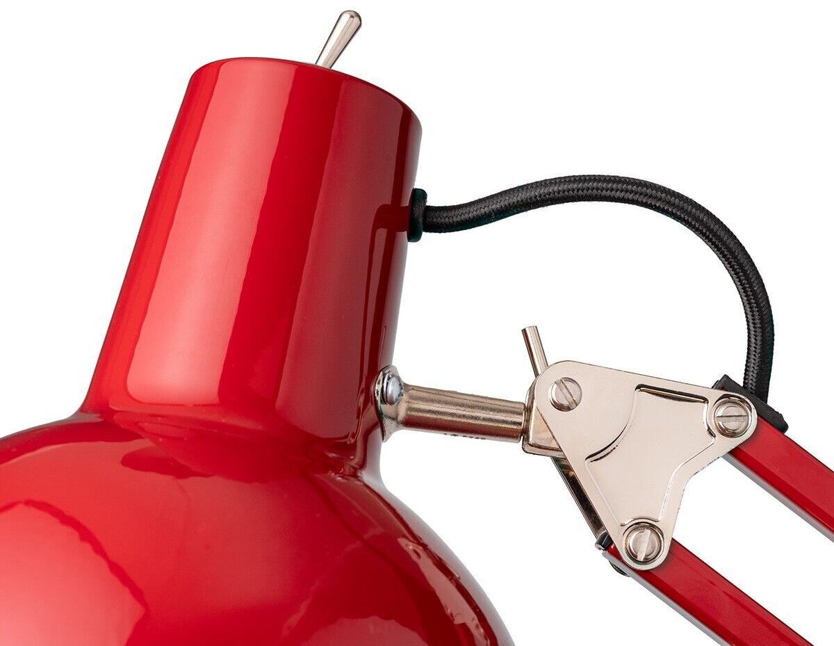 Eine Nahaufnahme einer stilvollen roten Stehlampe mit Federzugmechanismus und verchromten Metallteilen.