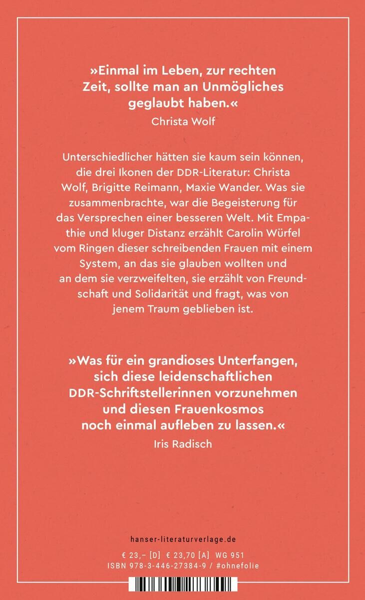 Rückseite des Buches 'Würfel, C: Drei Frauen träumten vom Sozialismus'. Das Cover ist rot mit weißer Schrift und enthält Zitate berühmter Persönlichkeiten der DDR-Literatur, darunter Christa Wolf und Iris Radisch. ISBN und Preisinformationen befinden sich auch auf der Rückseite.
