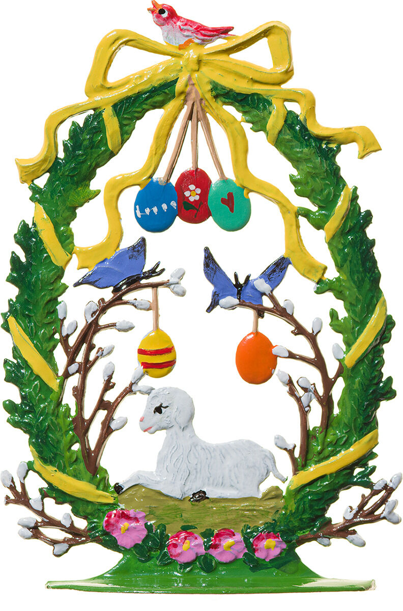 Detailreiche Zinnfigur »Osterkranz« von Wilhelm Schweizer Zinnmanufaktur. Der grüne Kranz mit gelber Schleife trägt bemalte Eier, Vögel und ein weißes Lamm auf grünem Sockel mit Blumen und Weidenzweigen. Sammlerstück und Dekoration für Ostern.