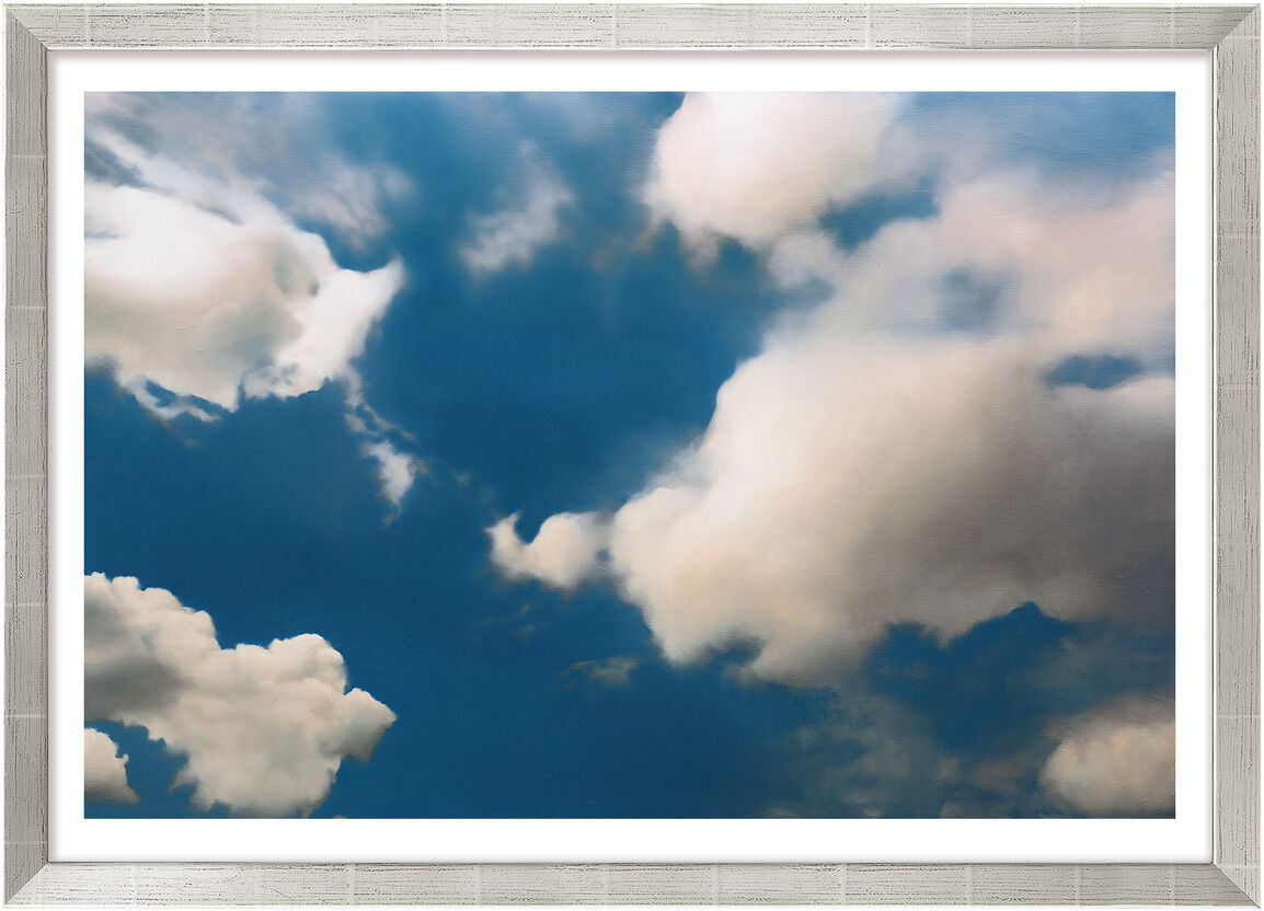 Das Bild zeigt ein fotorealistisches Gemälde mit dramatischen, weißen und rosafarbenen Wolken vor einem tiefblauen Himmel. Das Werk stammt von Gerhard Richter aus dem Jahr 1976. Der Gesamteindruck vermittelt Ruhe und Weite. Das Gemälde ist in einem dezenten weißen Rahmen präsentiert.