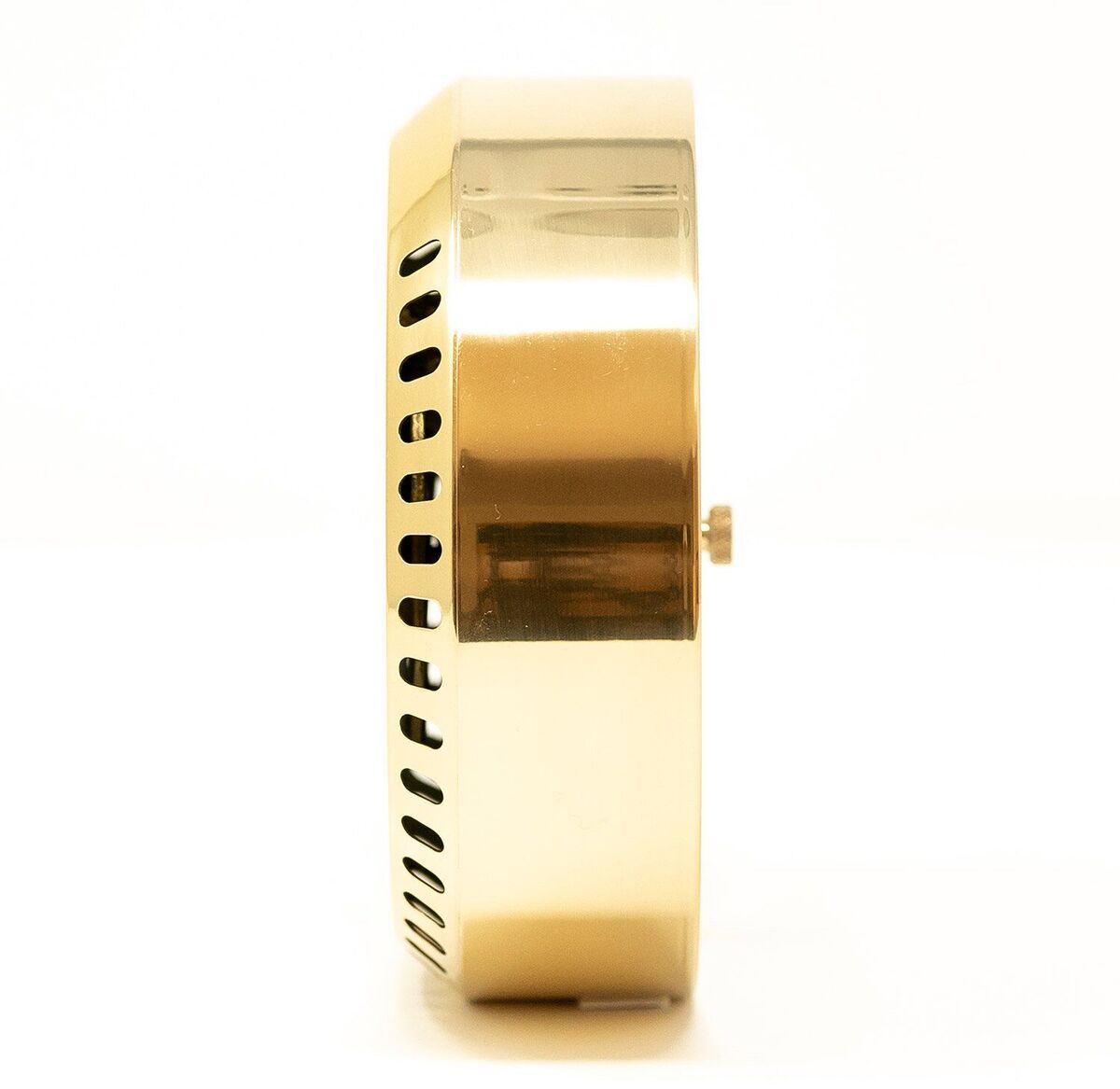 Seitenansicht einer goldfarbenen Uhr der ZEIT-Sonderedition »POLAR« mit metallischem Design und minimalistischer Struktur. Perfekt als hochwertiges Accessoire oder Geschenk.