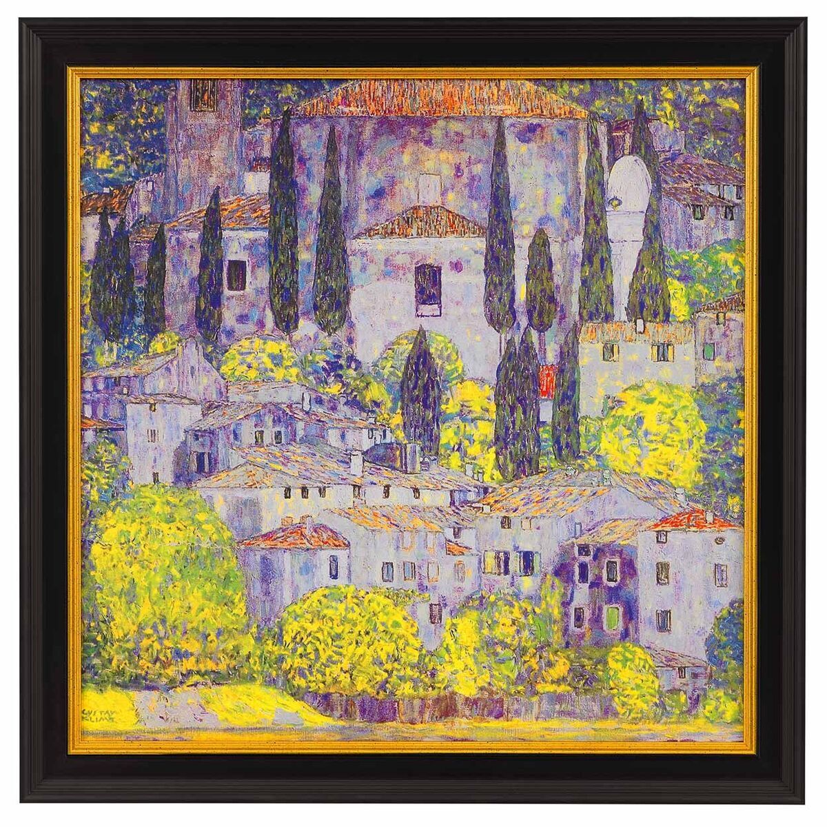 Gemälde von Gustav Klimt aus dem Jahr 1913 mit dem Titel »Kirche in Cassone am Gardasee«. Es zeigt eine Stadtansicht mit einer Kirche im Zentrum, umgeben von mediterranen Pflanzen und Bäumen. Die Hauptfarben sind Blau, Grün, Gelb, Weiß und Braun. Im Stil des Postimpressionismus mit starken Einflüssen des Art Nouveau.