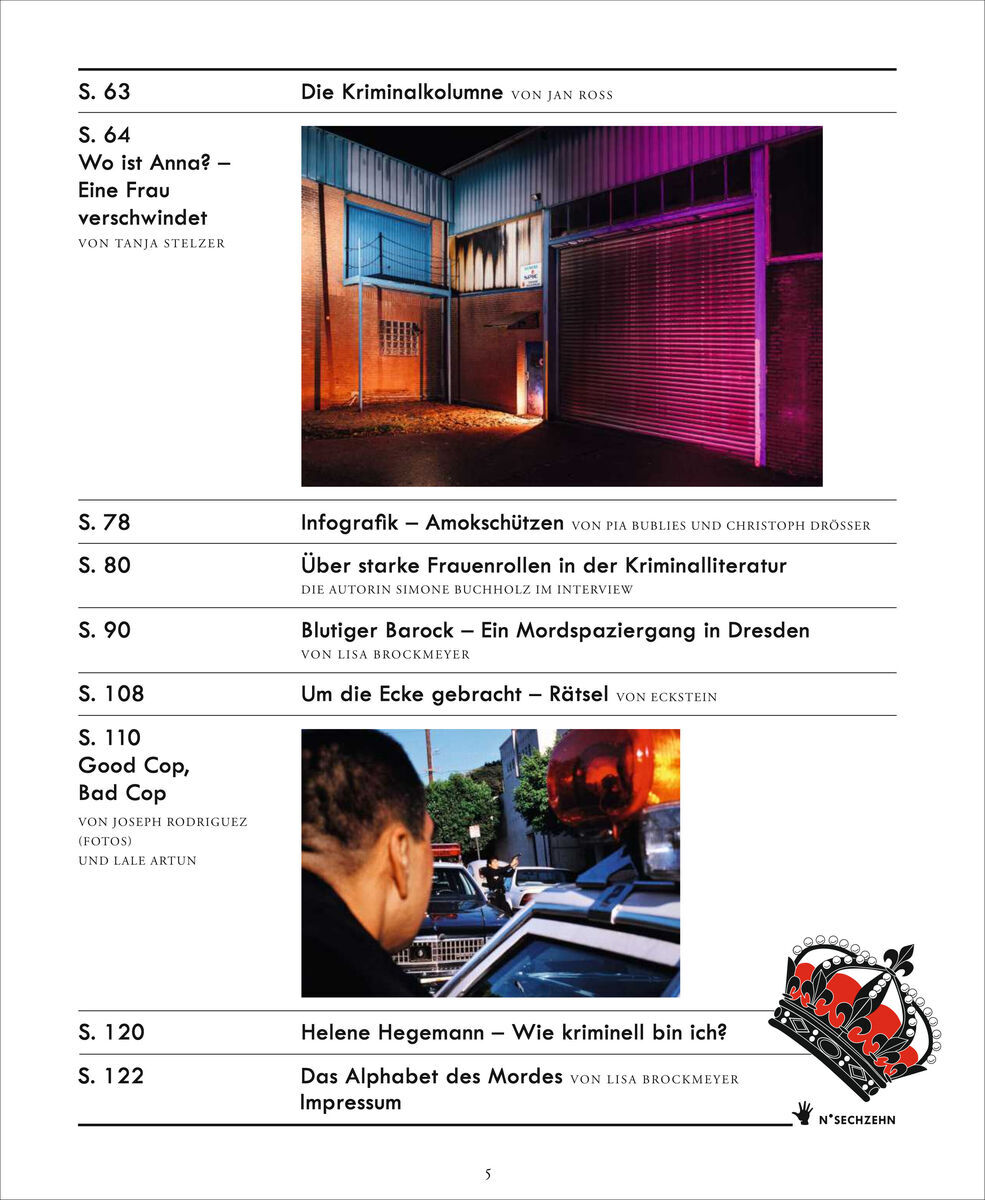 Cover der Zeitschrift 'ZEIT VERBRECHEN 16/22'. Titel und Inhalte verschiedener Artikel sind in schwarzer Schrift auf weißem Hintergrund aufgelistet. Farbenfrohe Bilder, darunter ein rotes und blaues Bild sowie Porträts. In der unteren rechten Ecke ein schwarzes Krönchen-Logo.