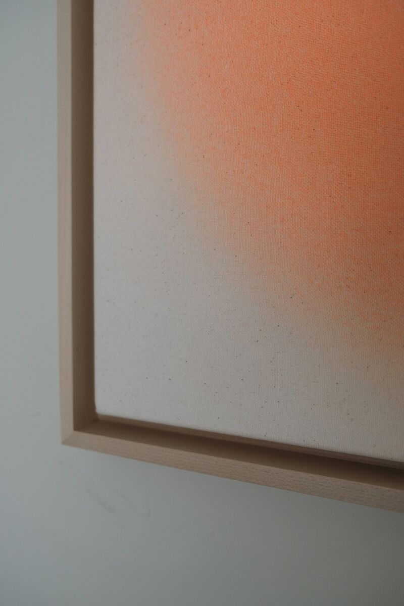 Minimalistische Kunst mit einem Farbverlauf von Orange zu Weiß, eingerahmt in einem schlichten Holzrahmen. Das Bild ist 50x50cm groß und trägt den Titel ZEIT-Sonderedition Sorbet »Orange I«.