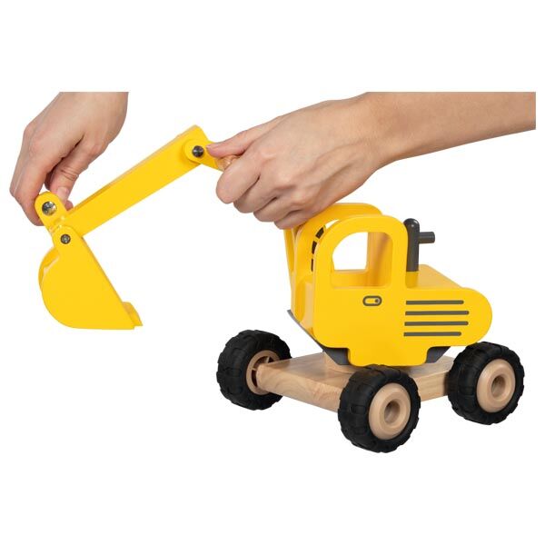 Holzspielzeug-Bagger mit gelbem Aufbau und beweglichem Greifarm, schwarze Reifen und naturfarbener Holzkorpus, von zwei Händen zum Spielen geführt, auf hellem Hintergrund.