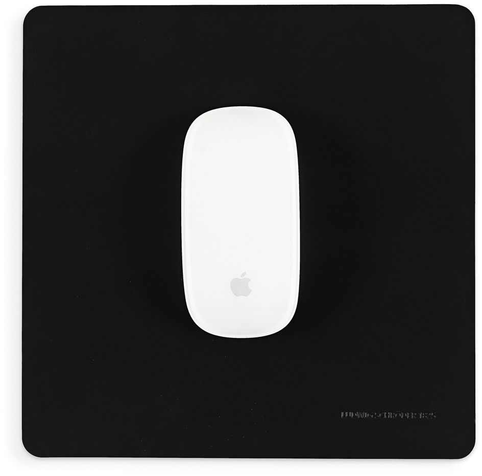Quadratisches, schwarzes Leder-Mousepad mit einer weißen Apple-Maus in der Mitte.
