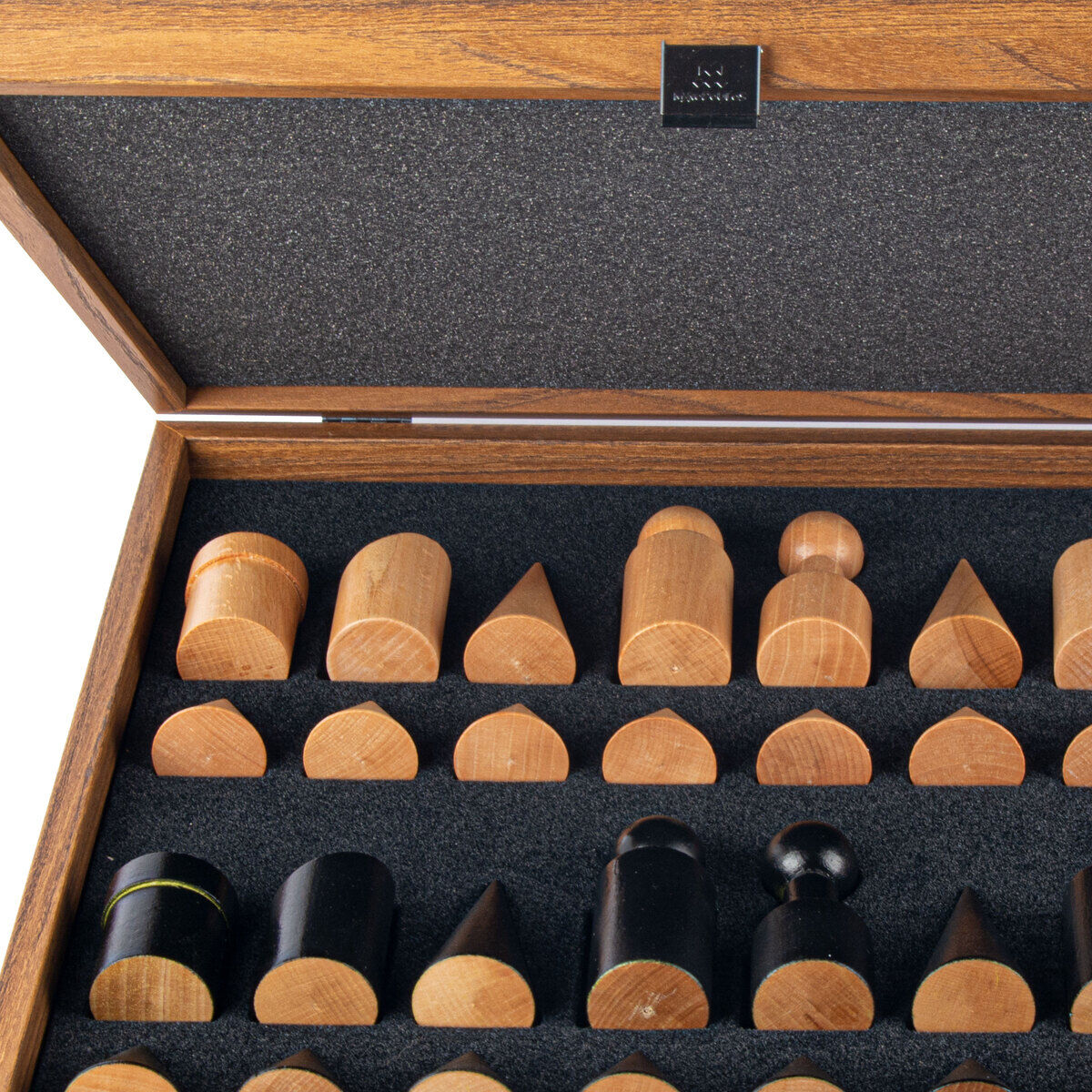 Schachspiel im Bauhaus-Stil mit schwarz-weißen minimalistischen Schachfiguren, präsentiert in einer hölzernen Box. Das Design zeichnet sich durch klare Linien und einfache geometrische Formen aus.